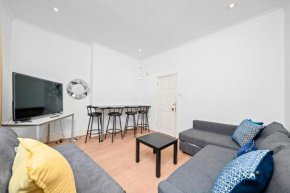 Cozy 2-Bed Self Check-in Apartment Near Excel & 02 Arena with Parking & Balcony